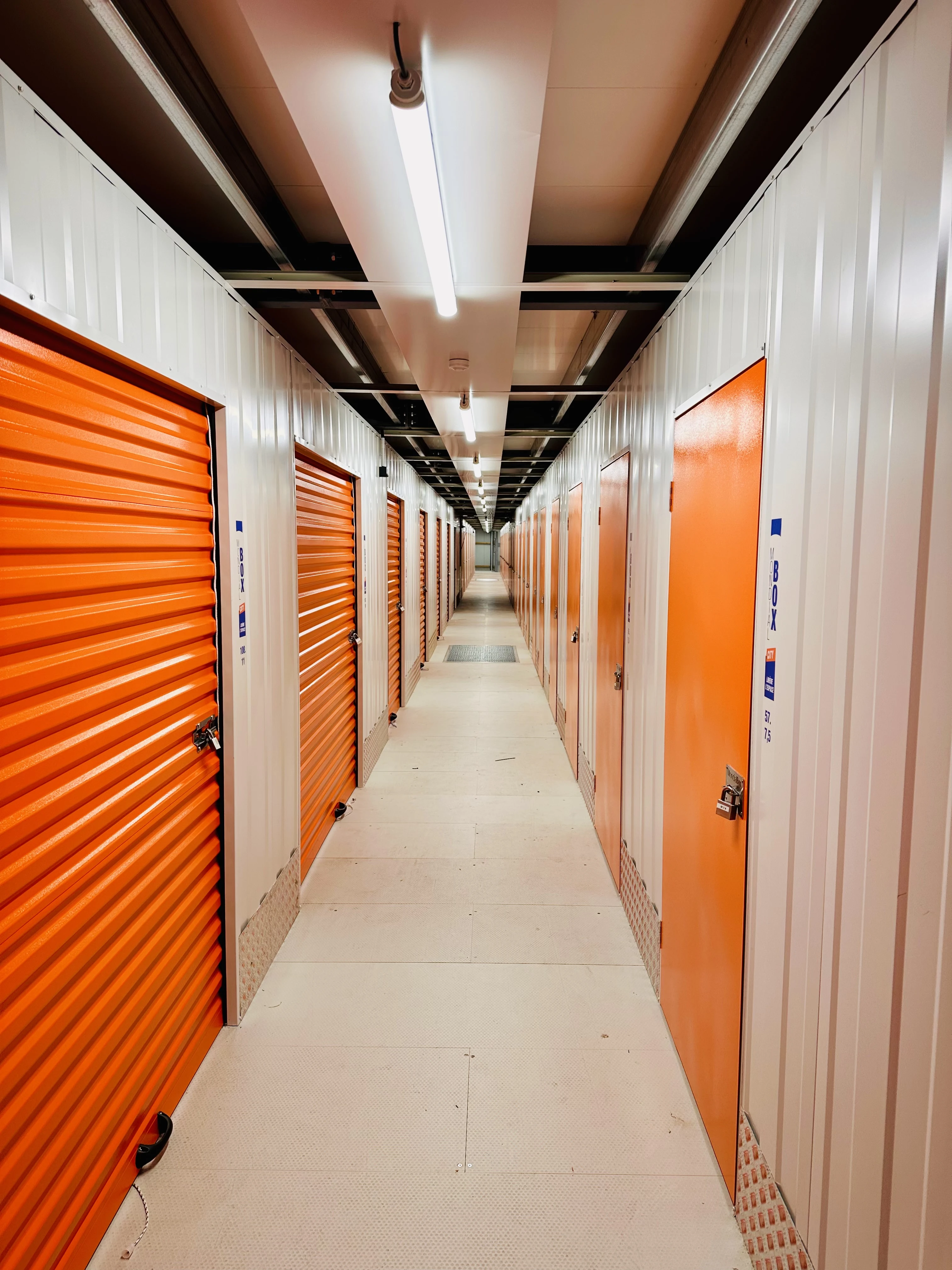 Une large gamme de box de stockage en indoor chez mondialbox saint-herblain